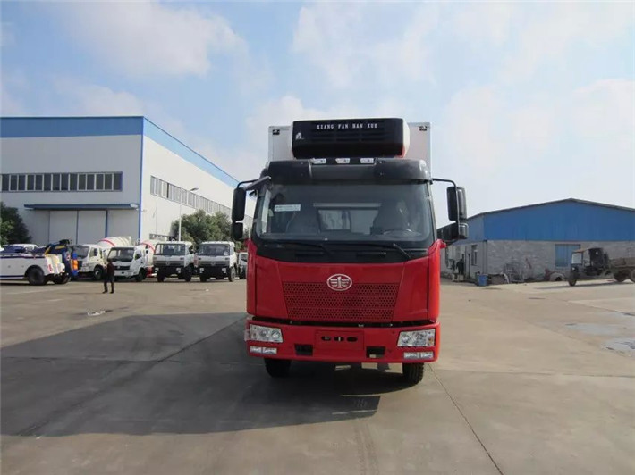 解放J6L 6.8米冷藏车