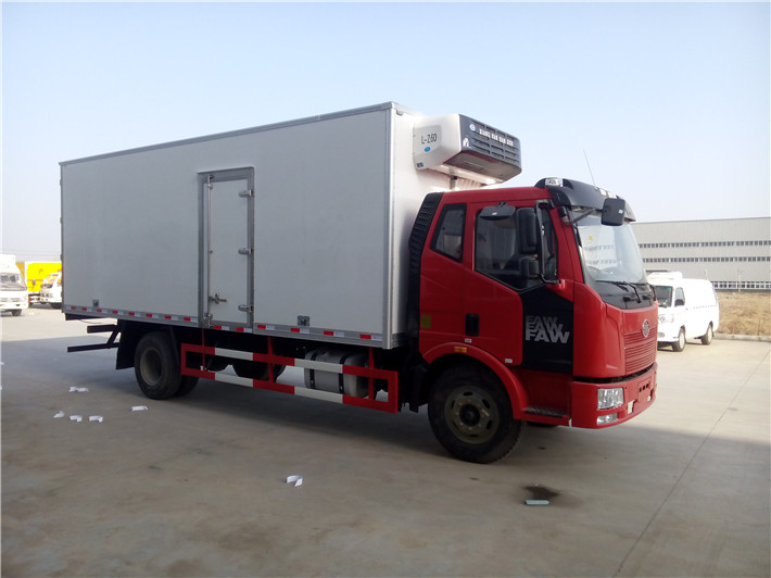 解放J6L 6.8米冷藏车