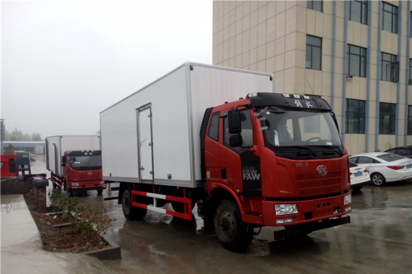 解放J6L 6.8米冷藏车