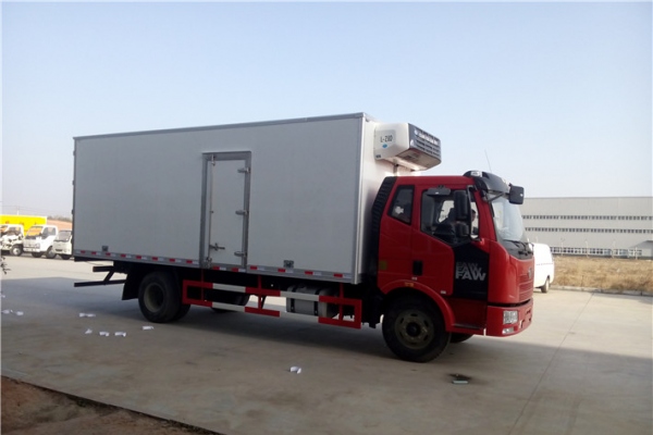 解放J6L 6.8米冷藏车