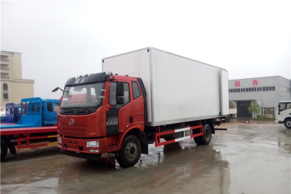 解放J6L 6.8米冷藏车