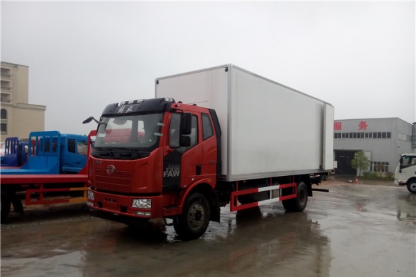 解放J6L 6.8米冷藏车