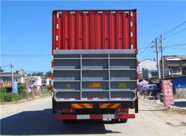 东风小三轴8.6米畜禽运输车