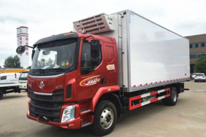 东风柳汽乘龙6.8米冷藏车