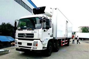 东风天锦8.6小三轴冷藏车