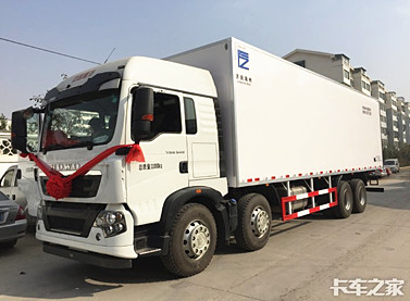 豪沃牌前四后八9.6米冷藏车