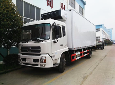 东风天龙小三轴9.6米冷藏车