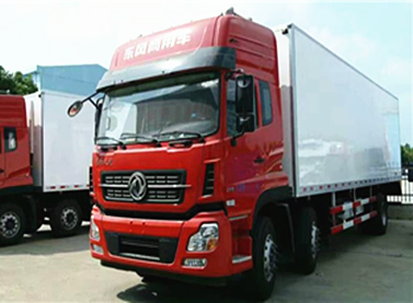 东风天龙小三轴9.6米冷藏车