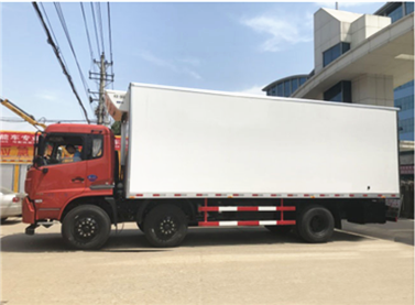 东风天龙小三轴9.6米冷藏车