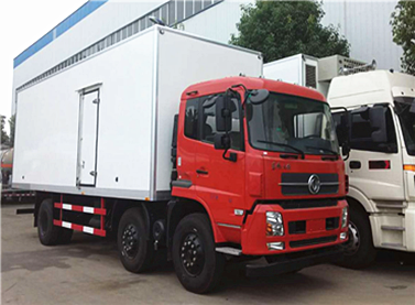 东风天龙小三轴9.6米冷藏车