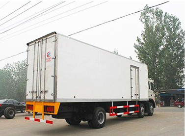 东风天龙小三轴9.6米冷藏车