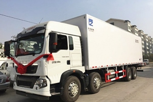 豪沃牌前四后八9.6米冷藏车