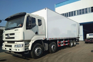 柳汽乘龙9.6米前四后八冷藏车