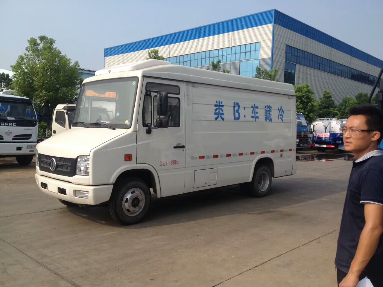 东风12立方蓝牌面包式冷藏车