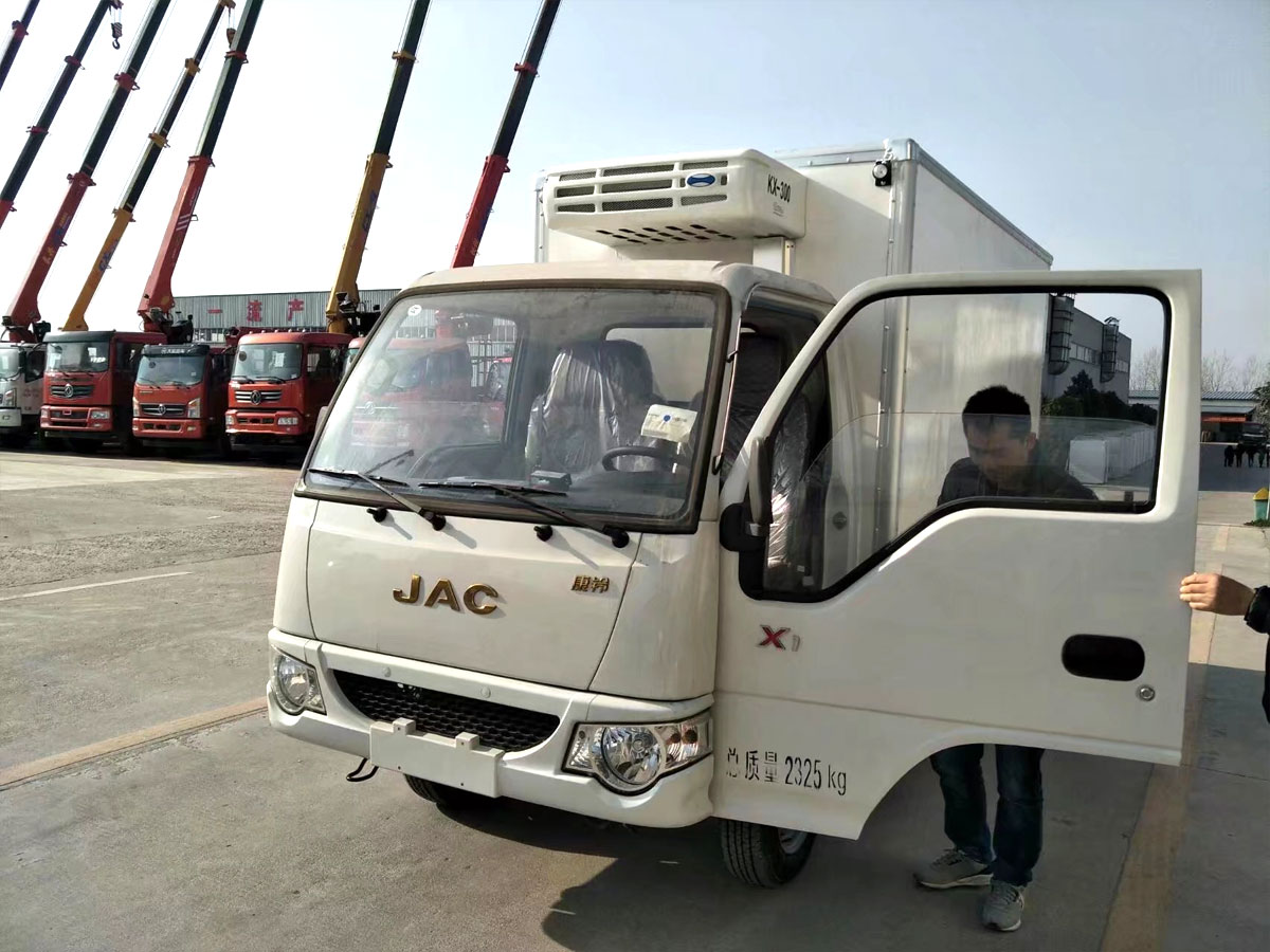 江淮康铃3.1米肉钩冷藏车
