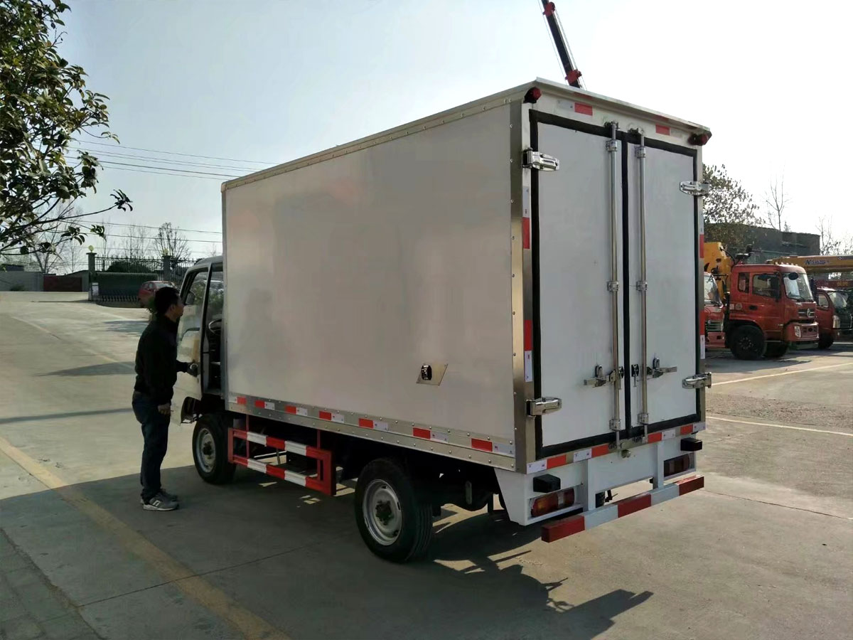 江淮康铃3.1米肉钩冷藏车
