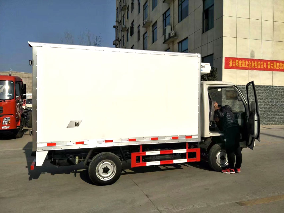 江淮康铃3.1米肉钩冷藏车