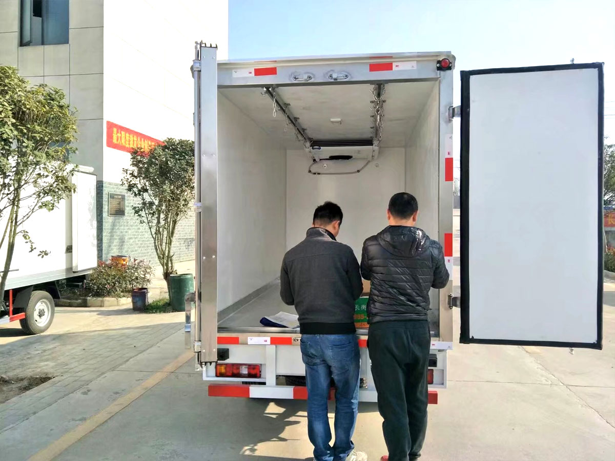 江淮康铃3.1米肉钩冷藏车