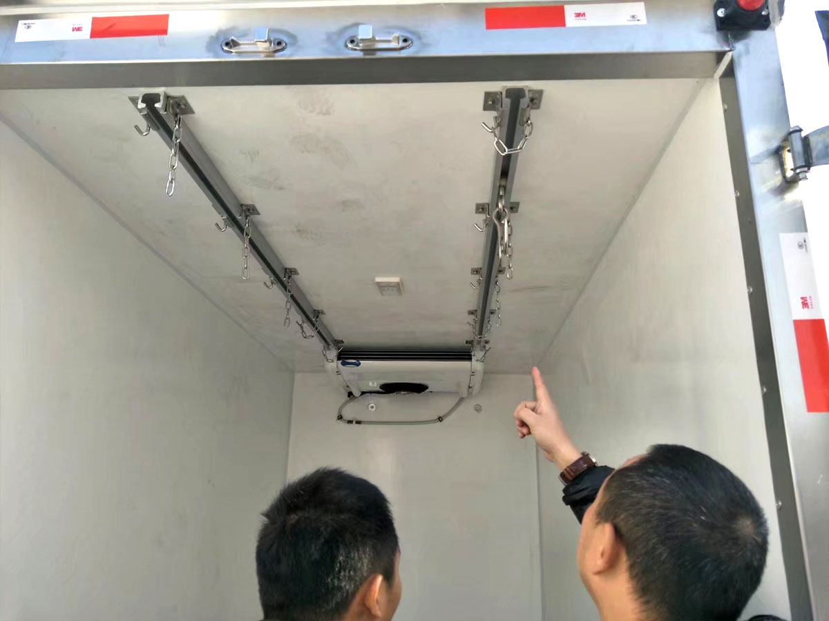 江淮康铃3.1米肉钩冷藏车