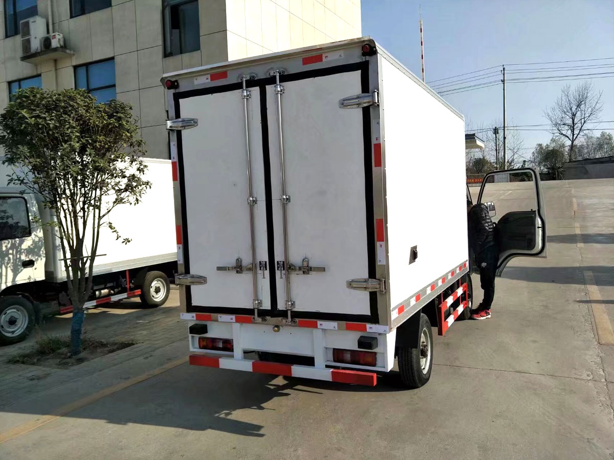 江淮康铃3.1米肉钩冷藏车