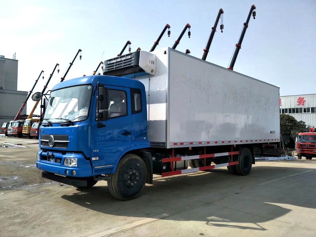 东风天锦7.4米冷藏车