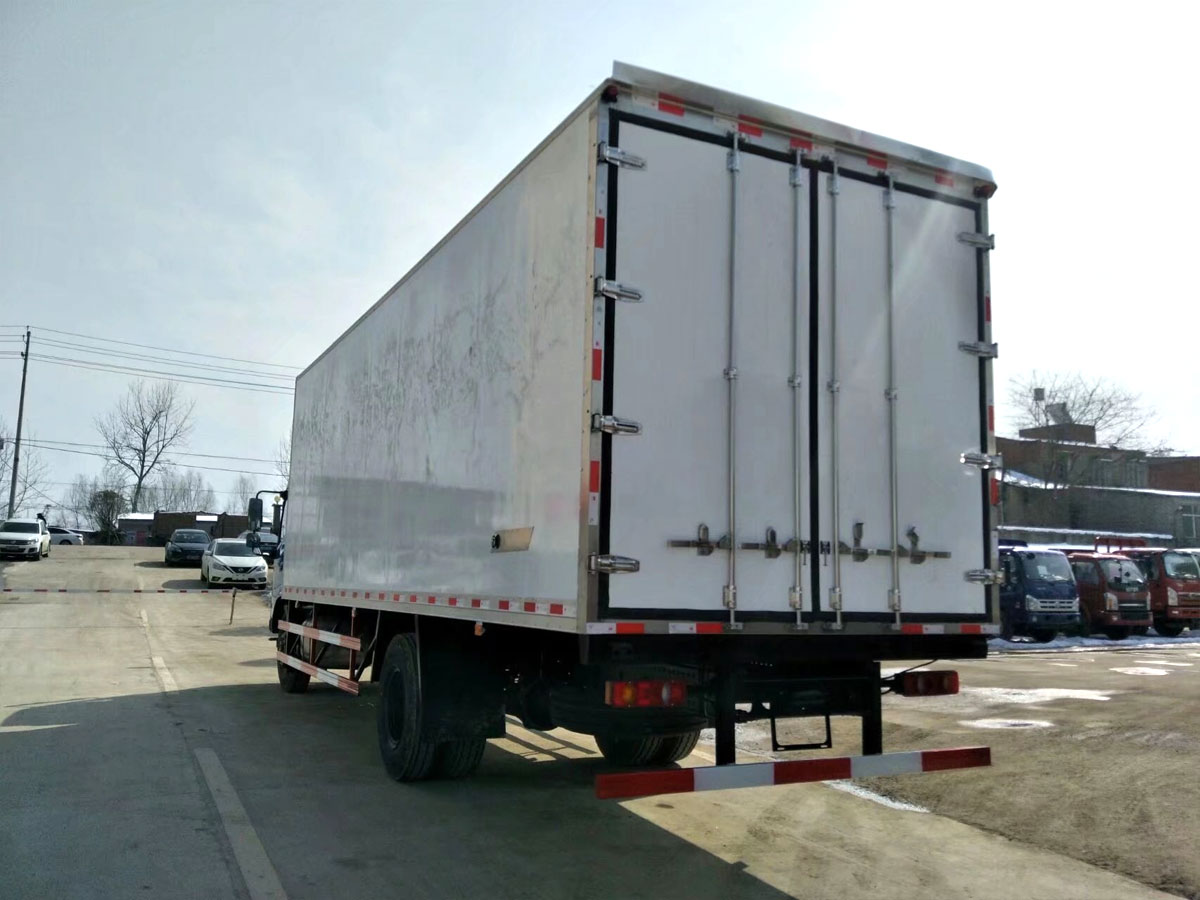 东风天锦7.4米冷藏车
