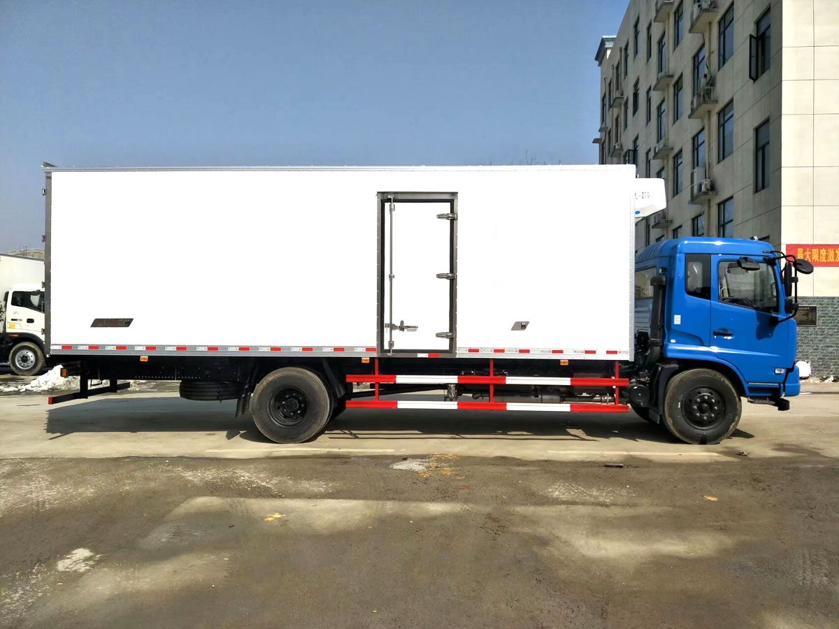 东风天锦7.4米冷藏车