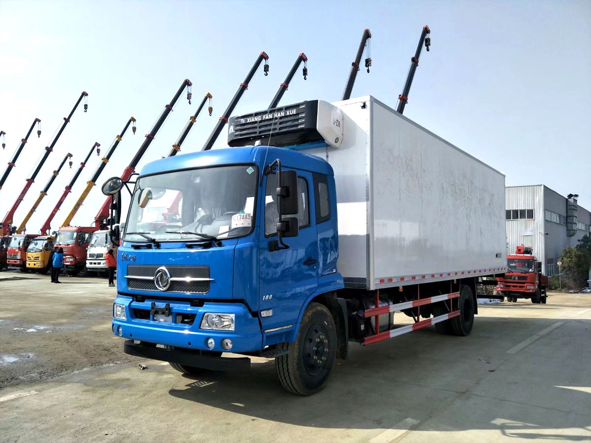 东风天锦7.4米冷藏车