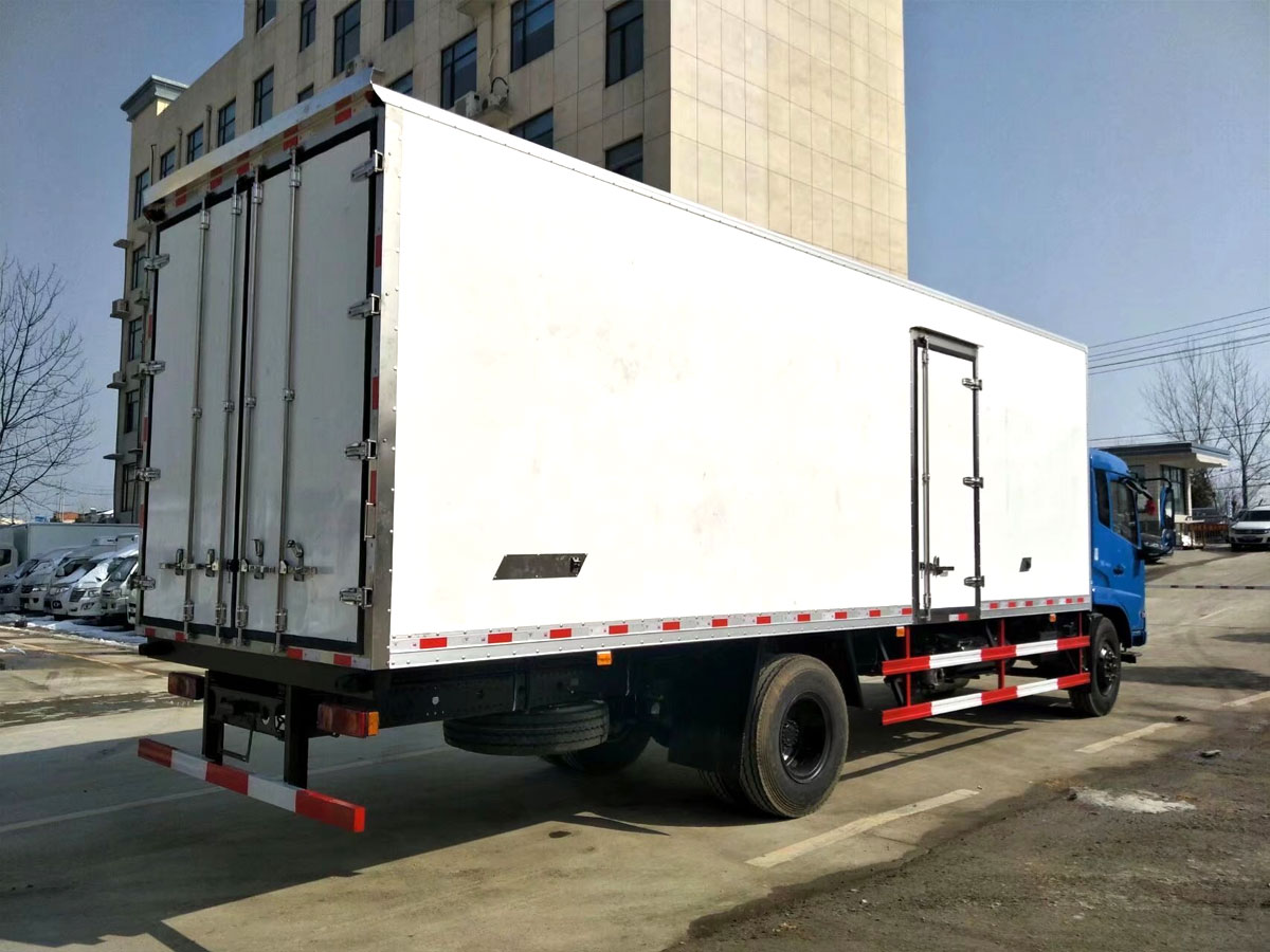东风天锦7.4米冷藏车
