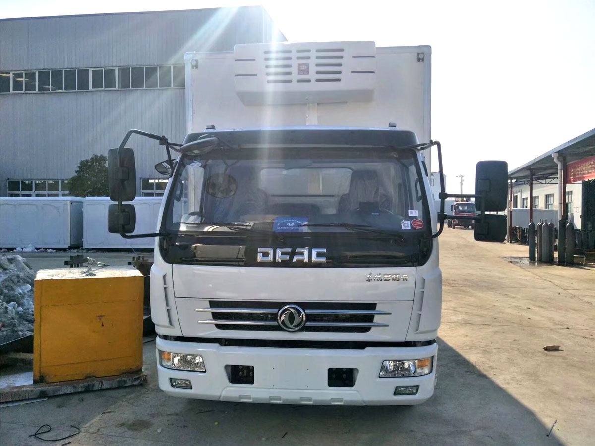 东风多利卡肉钩冷藏车