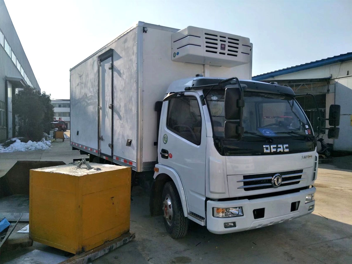 东风多利卡肉钩冷藏车