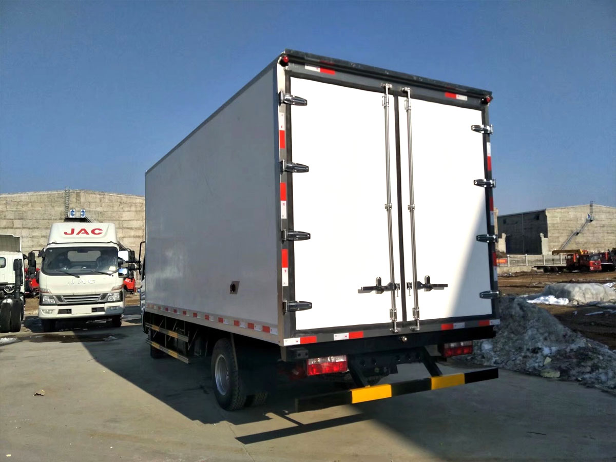 东风多利卡肉钩冷藏车