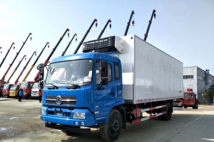 东风天锦7.4米冷藏车