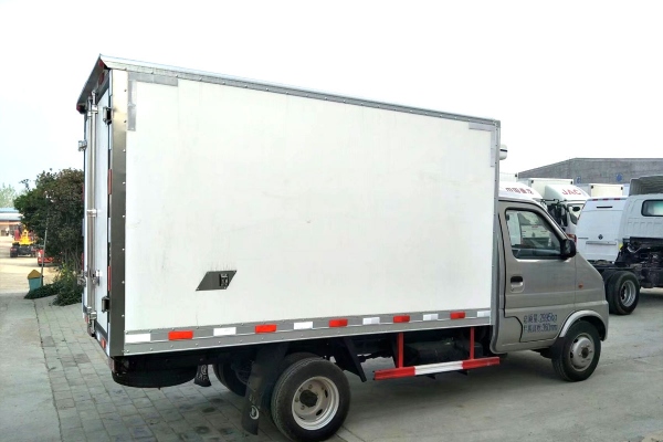 长安3.3米后双轮冷藏车