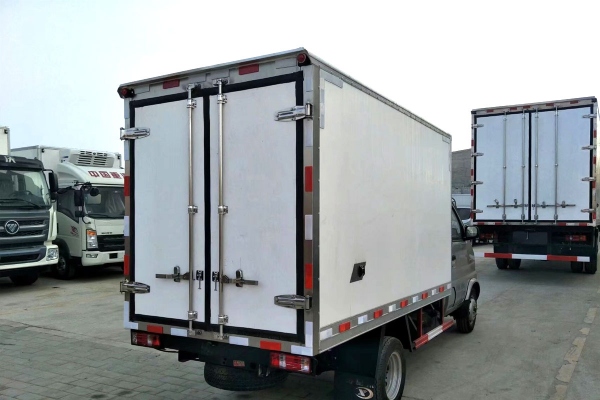 长安3.3米后双轮冷藏车