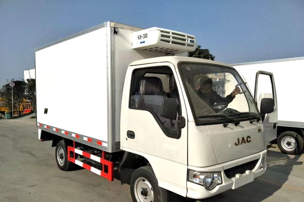 江淮康铃3.1米肉钩冷藏车