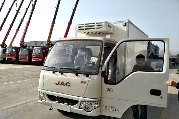 江淮康铃3.1米肉钩冷藏车