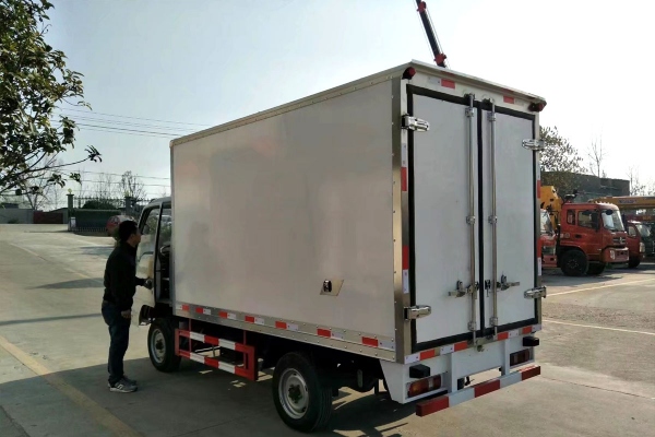 江淮康铃3.1米肉钩冷藏车