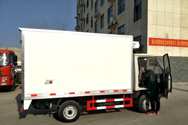 江淮康铃3.1米肉钩冷藏车