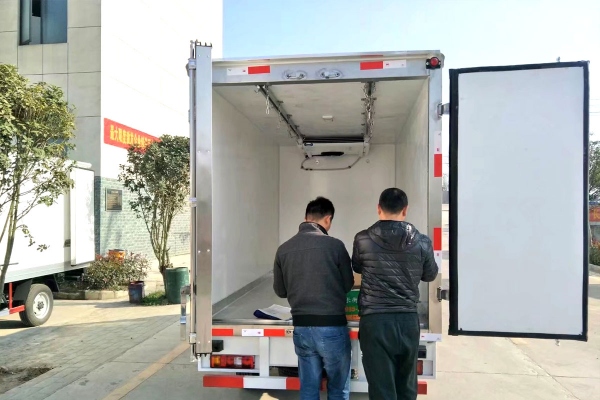 江淮康铃3.1米肉钩冷藏车