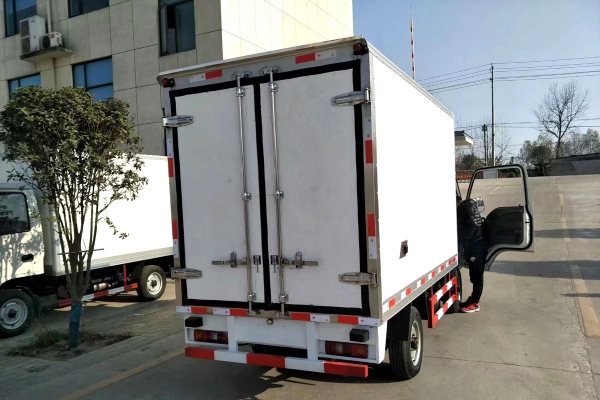 江淮康铃3.1米肉钩冷藏车