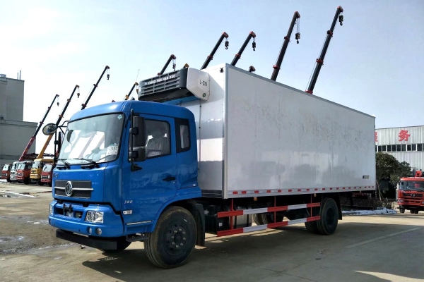 东风天锦7.4米冷藏车