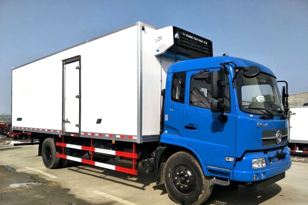 东风天锦7.4米冷藏车