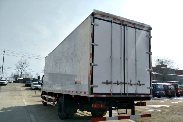 东风天锦7.4米冷藏车