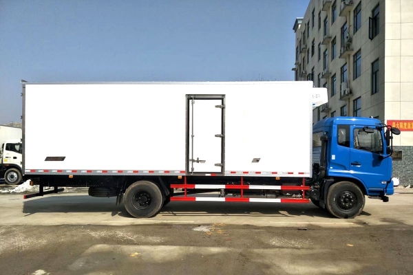 东风天锦7.4米冷藏车