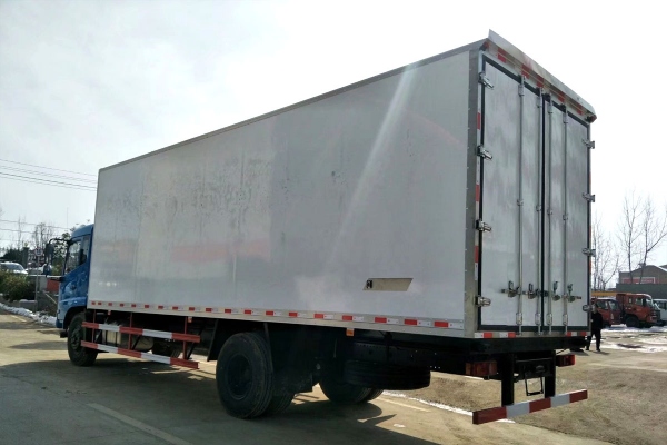 东风天锦7.4米冷藏车