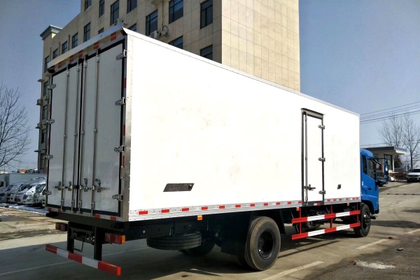 东风天锦7.4米冷藏车