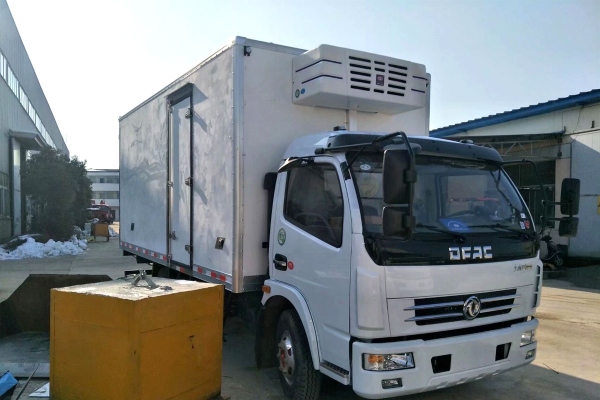 东风多利卡肉钩冷藏车