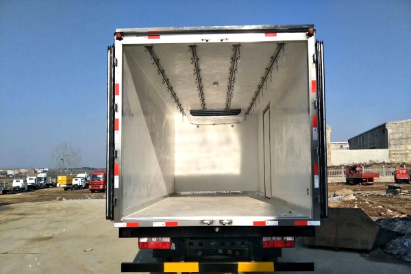东风多利卡肉钩冷藏车