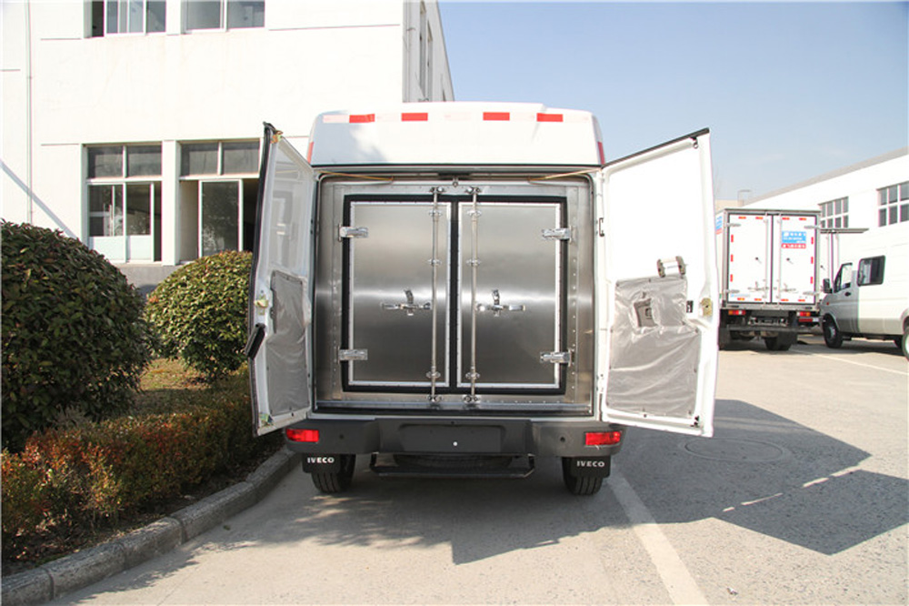 依维柯柴油面包冷藏车